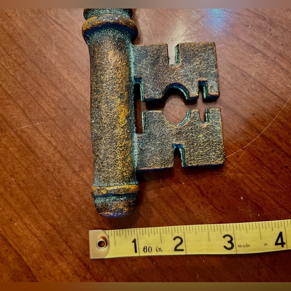 VTG Rustic 16” Cast Iron Decorative Patina Skeleton Key Heavy Medal Wall Decor - Picture 5 of 10